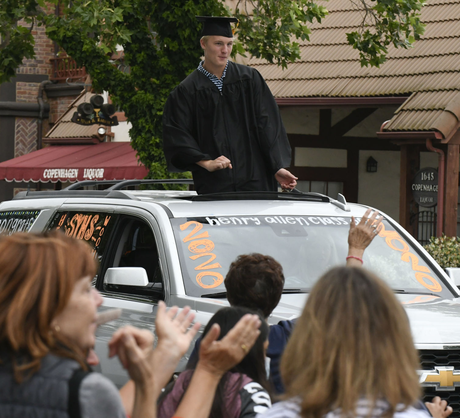 060520 SYVHS grad parade 19.jpg